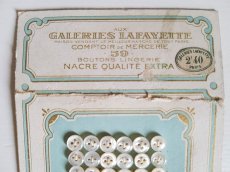 画像4: フランスアンティーク　GALERIES LAFAYETTEのドール用貝ボタンシート (4)