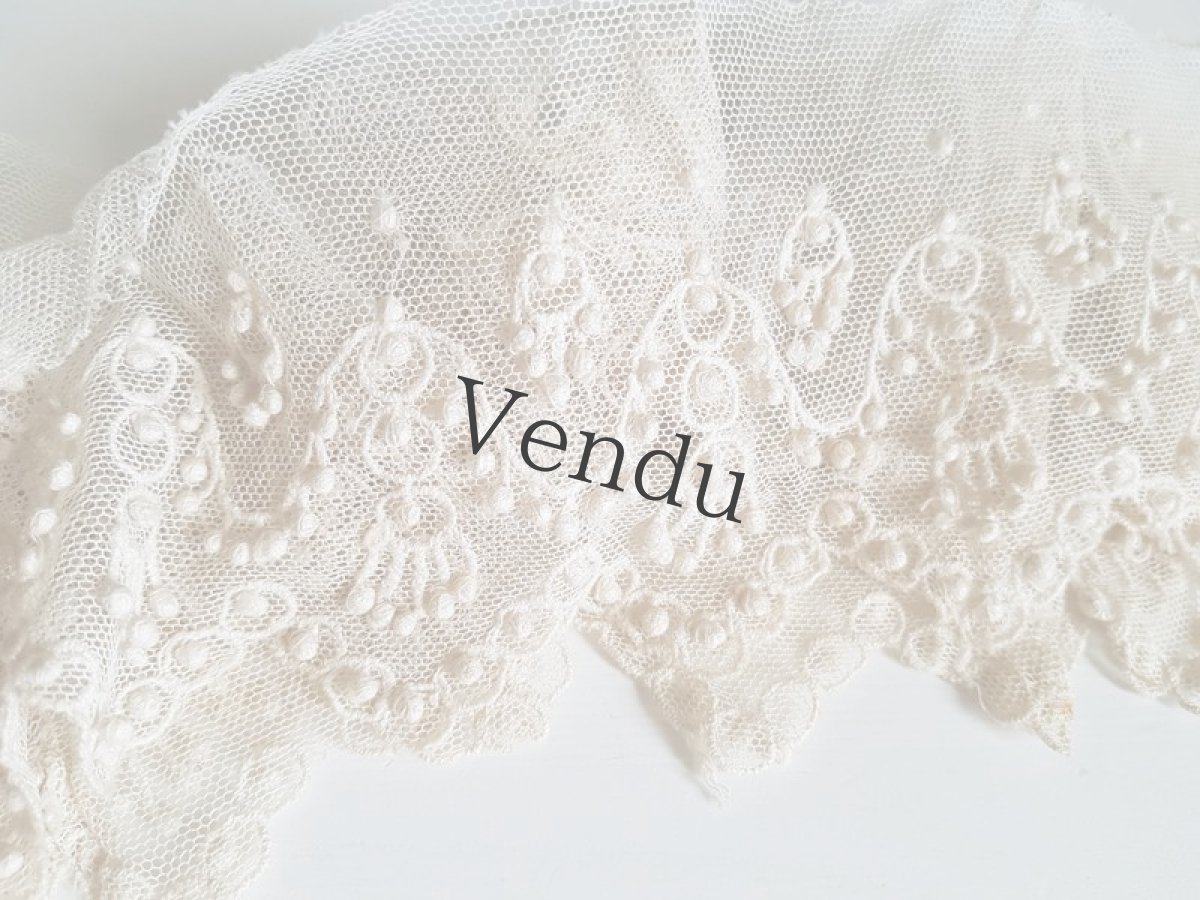 画像2: フランスアンティーク　ポンポン付き円状のスカラップレース (2)