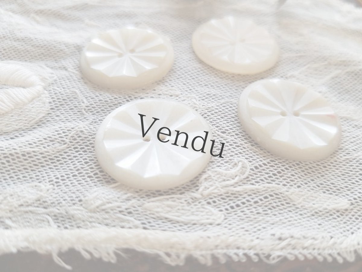 画像2: フランスアンティーク　きれいなカットの貝ボタン22mm ４個セット (2)