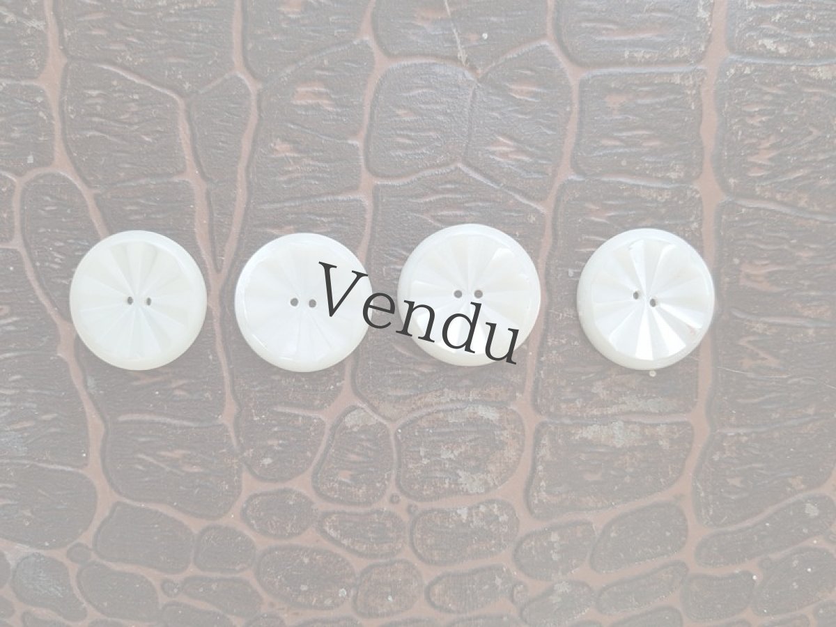 画像4: フランスアンティーク　きれいなカットの貝ボタン22mm ４個セット (4)