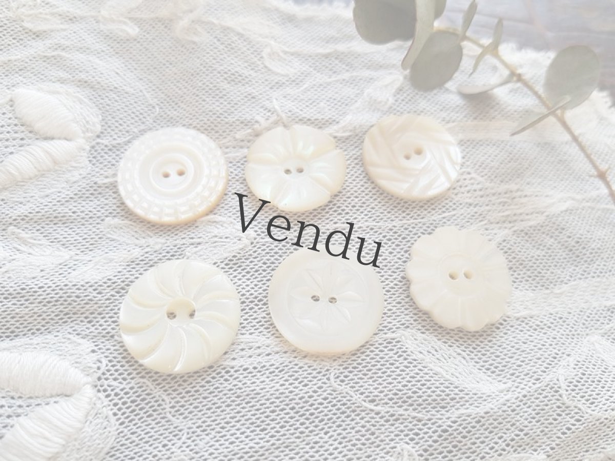 画像2: フランスアンティーク　きれいなカットの貝ボタンアソート18ｍｍ (2)