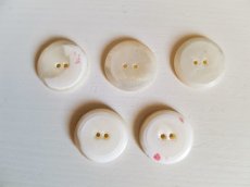 画像6: フランスアンティーク　きれいなカットの貝ボタン18mm ５個セット (6)