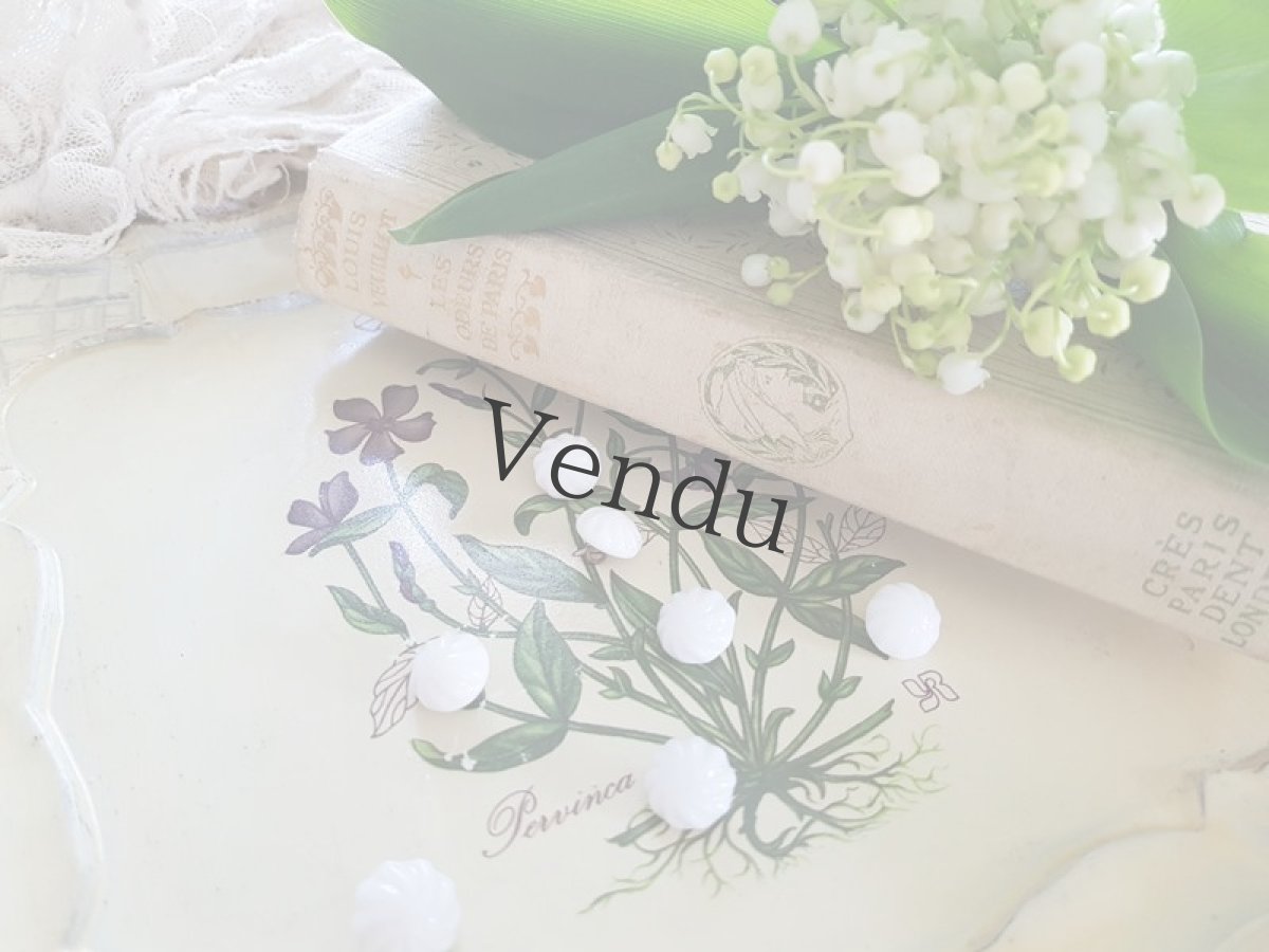 画像5: フランスヴィンテージ　型貫き白ガラスボタン11mm (5)