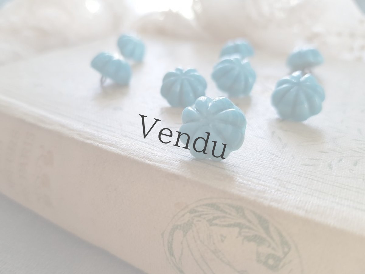 画像2: フランスヴィンテージ　青いガラスのお花ボタン12mm (2)