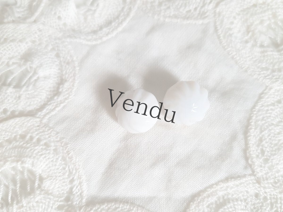 画像6: フランスヴィンテージ　型貫き白ガラスボタン11mm (6)