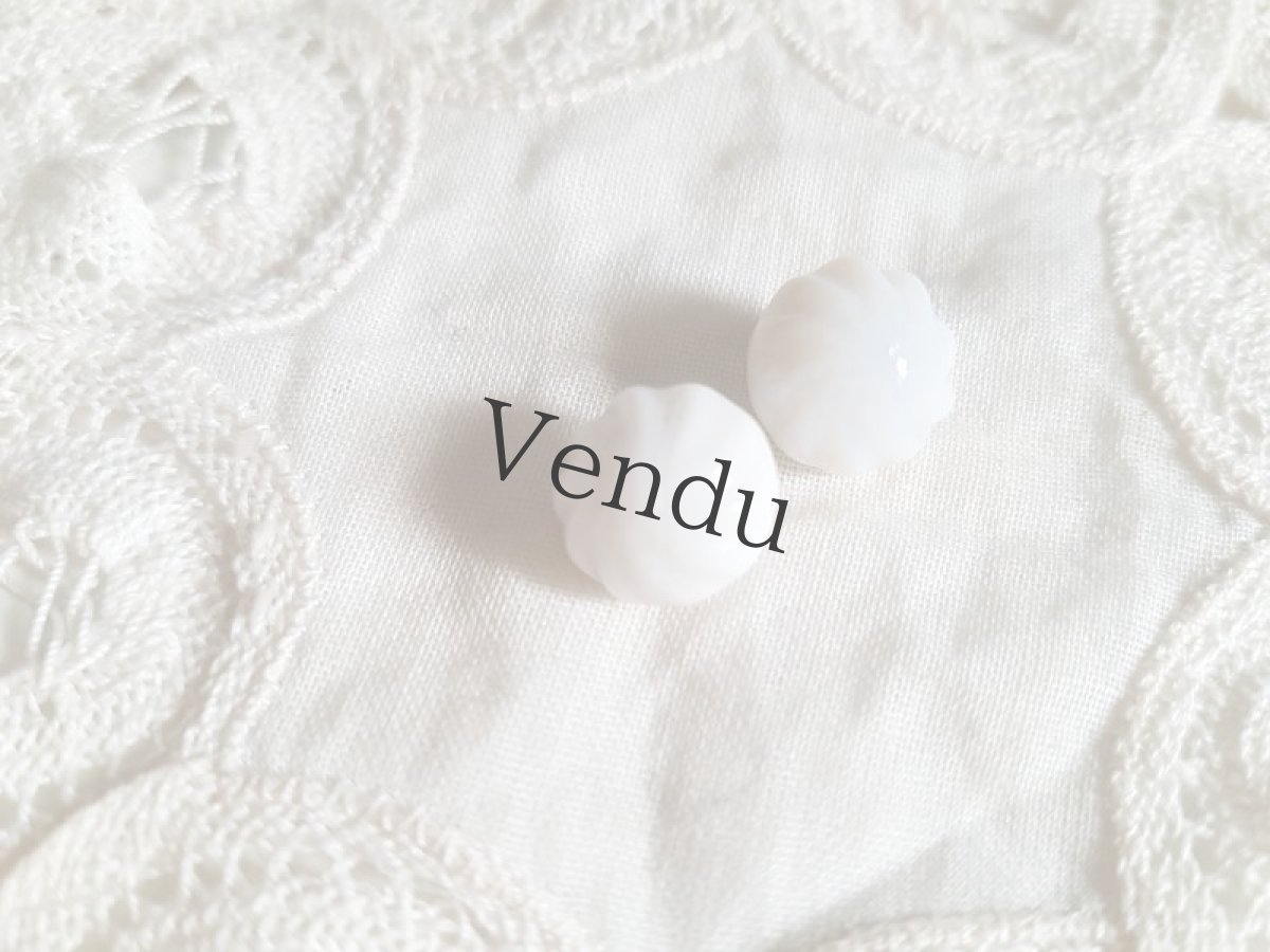 画像7: フランスヴィンテージ　型貫き白ガラスボタン11mm (7)