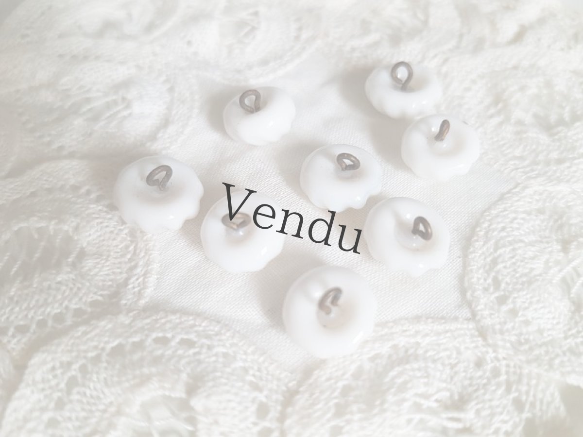 画像8: フランスヴィンテージ　型貫き白ガラスボタン11mm (8)