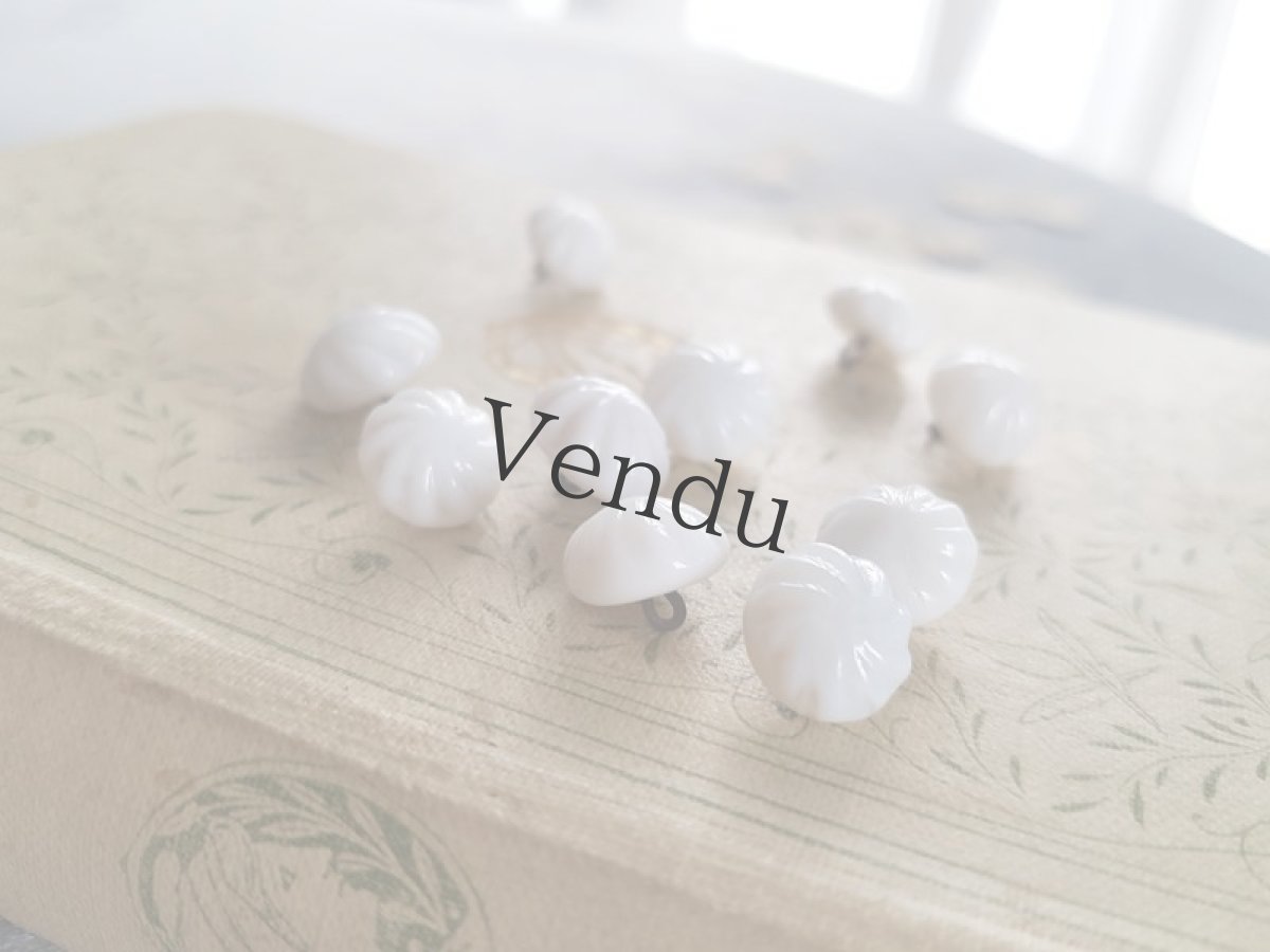 画像2: フランスヴィンテージ　型貫き白ガラスボタン11mm (2)