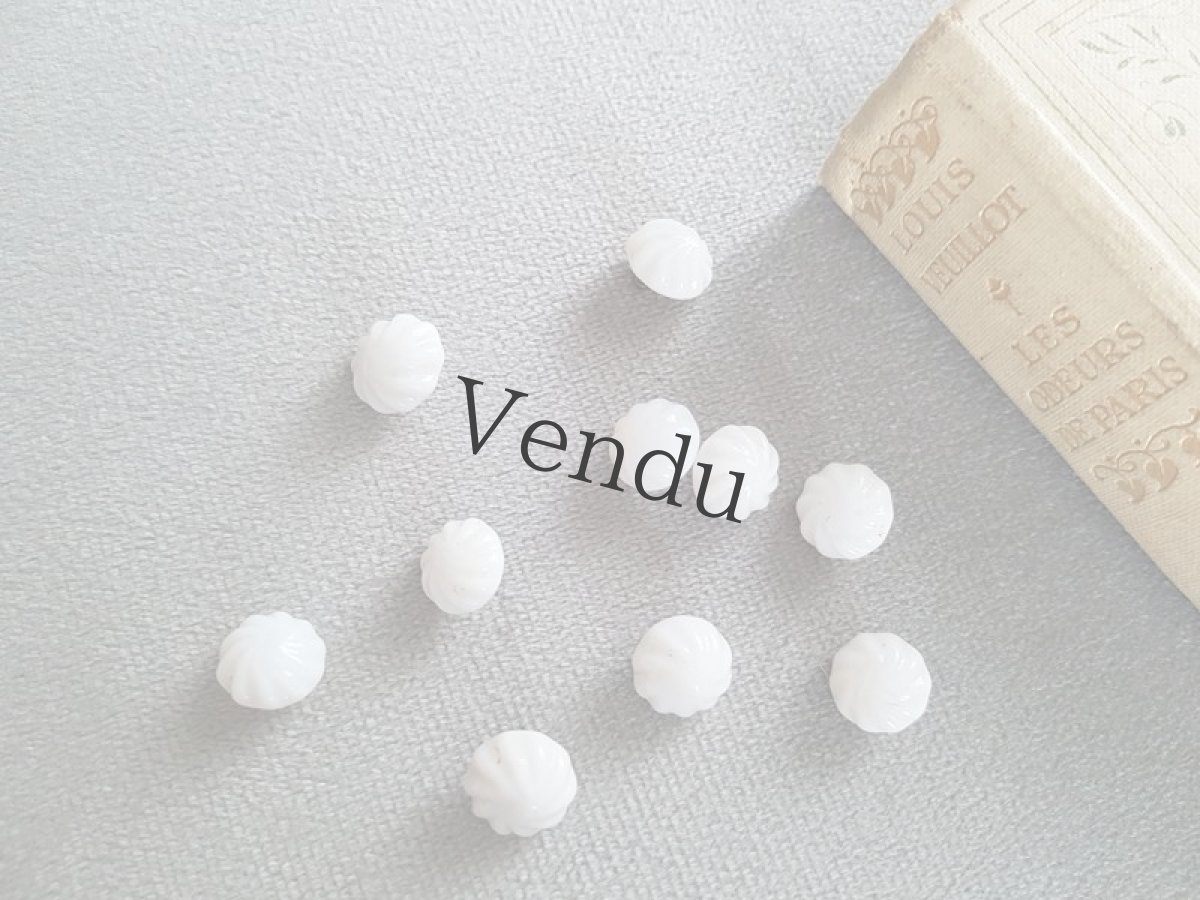 画像3: フランスヴィンテージ　型貫き白ガラスボタン11mm (3)