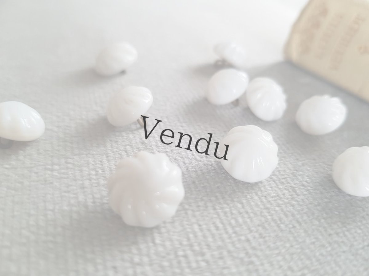 画像4: フランスヴィンテージ　型貫き白ガラスボタン11mm (4)