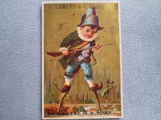画像1: フランスアンティーク　クロモ　ナポレオン帽子を被り狩猟する少年 (1)