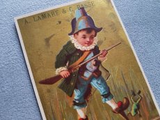 画像2: フランスアンティーク　クロモ　ナポレオン帽子を被り狩猟する少年 (2)