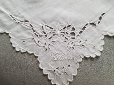 画像1: フランスアンティーク　リボンのカットワークと白刺繍のハンカチ (1)