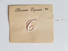 画像1: フランスアンティーク　Plumetis Express No.2 刺繍用モノグラム「T」 (1)