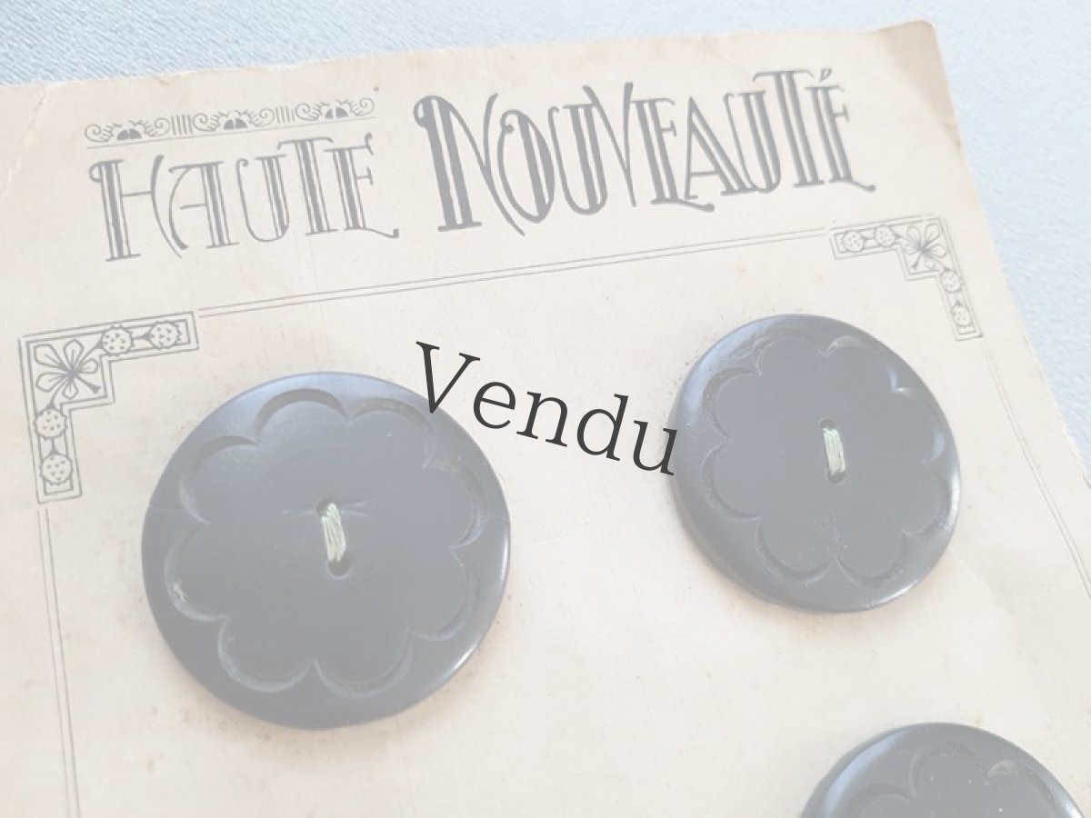 画像2: フランスヴィンテージ　エレガントポップな木製ボタンシート 31mm (2)