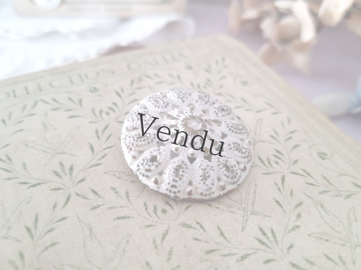 画像2: フランスヴィンテージ　シャビーな型抜きメタルボタン 28mm (2)