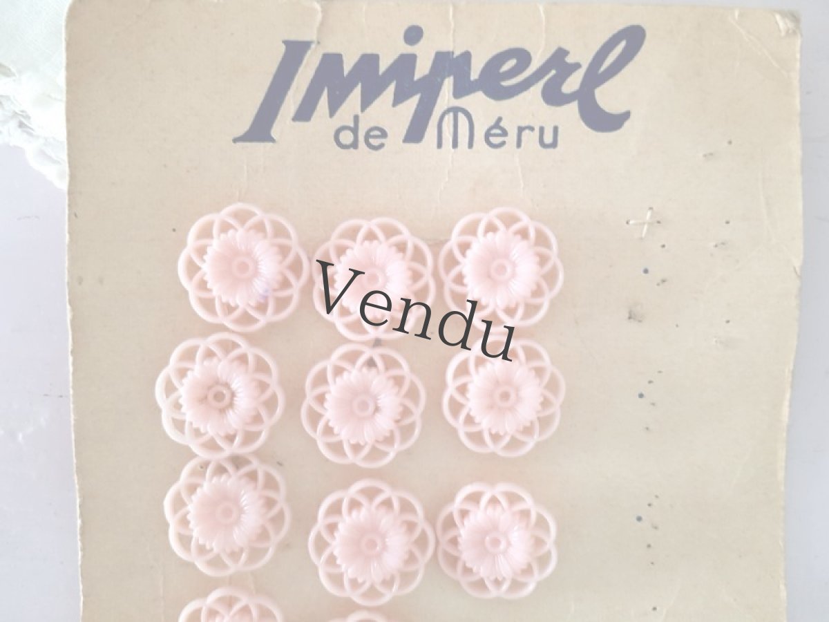 画像2: フランスヴィンテージ　キュートなお花の型抜きボタン 22mm (2)