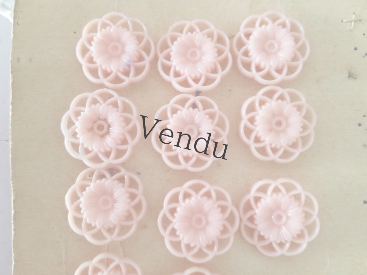 画像3: フランスヴィンテージ　キュートなお花の型抜きボタン 22mm (3)
