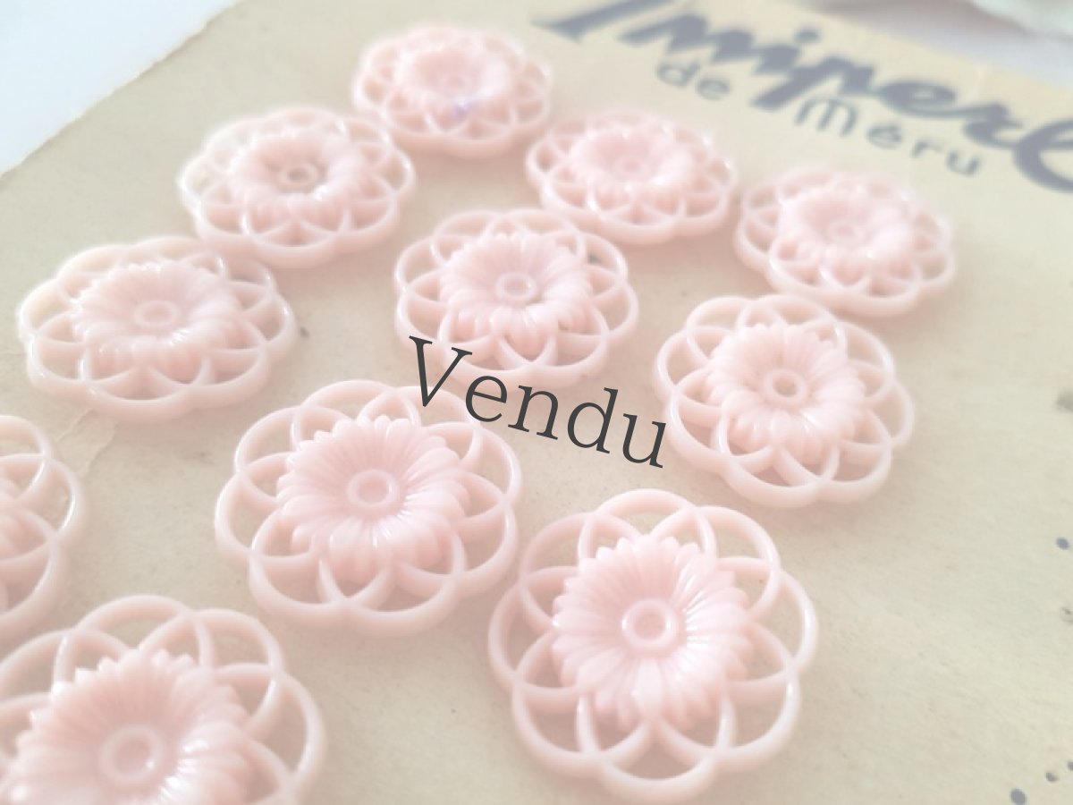 画像4: フランスヴィンテージ　キュートなお花の型抜きボタン 22mm (4)