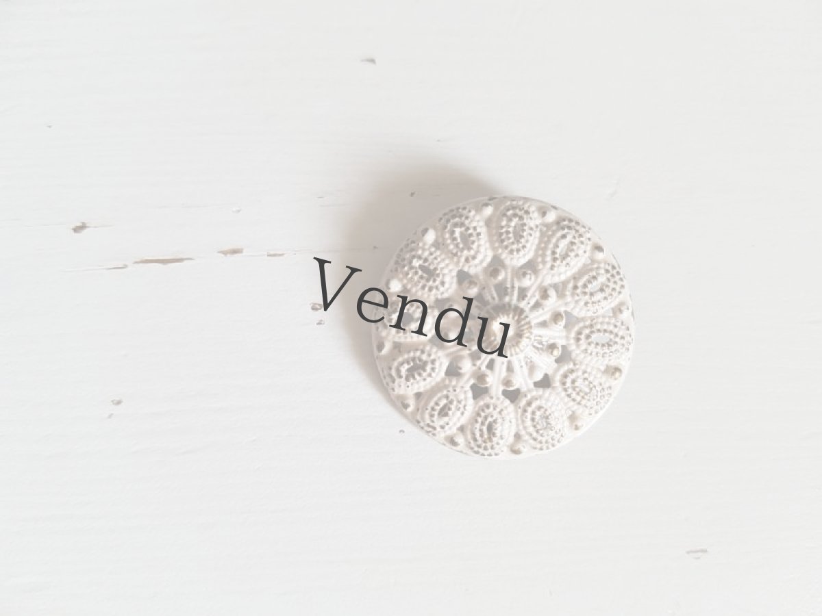 画像4: フランスヴィンテージ　シャビーな型抜きメタルボタン 28mm (4)