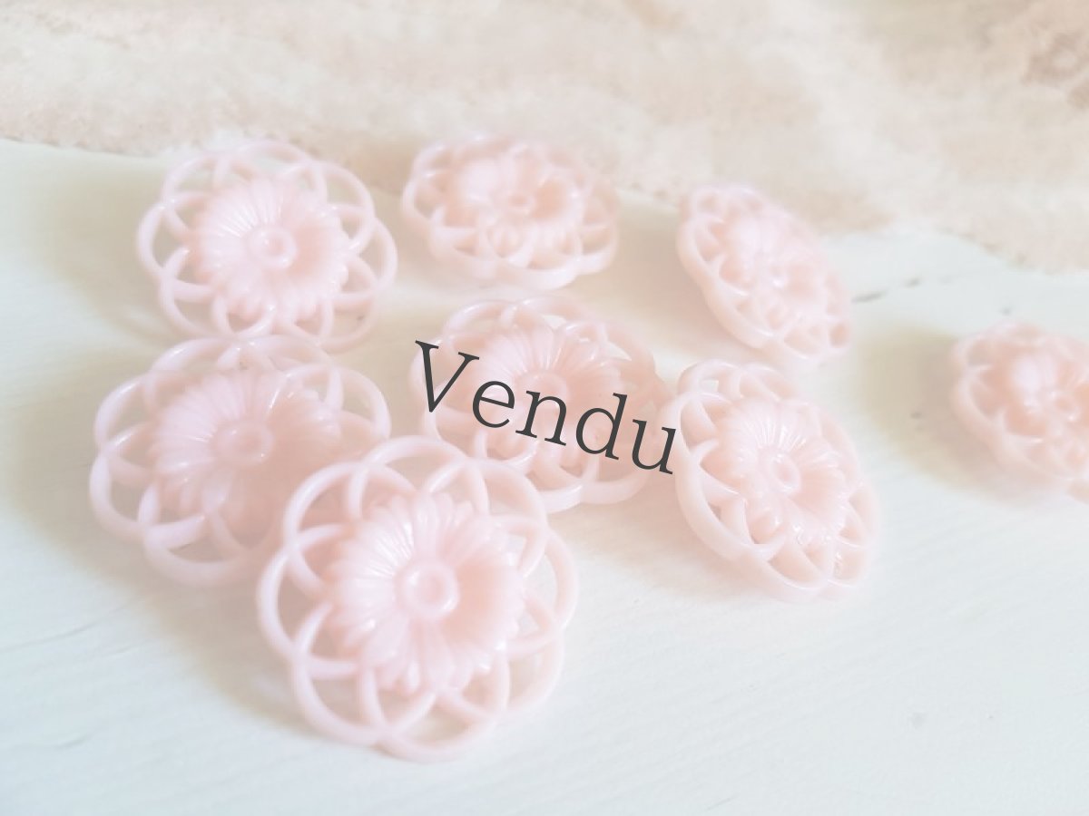 画像2: 【T様ご予約品】フランスヴィンテージ　キュートなお花の型抜きボタン 22mm (2)