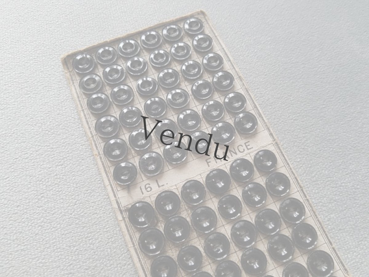 画像2: フランスアンティーク　黒ガラスのボタンシート 10mm (2)