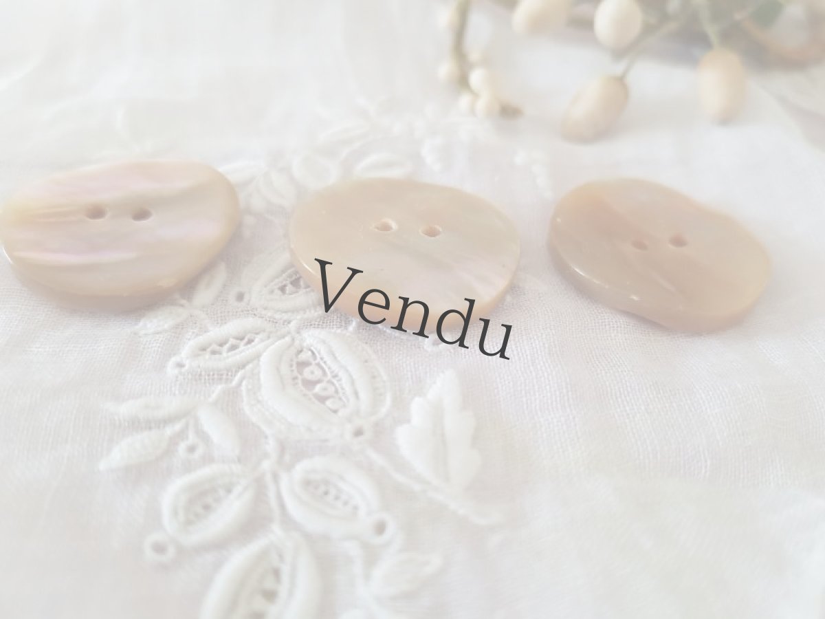 画像2: フランスヴィンテージ　やわらかオーロラ貝ボタン23mm (2)