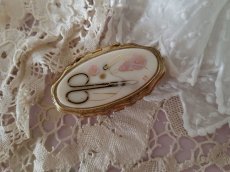 画像1: 【Hold】フランスヴィンテージ　メルスリー絵柄のピルケース (1)