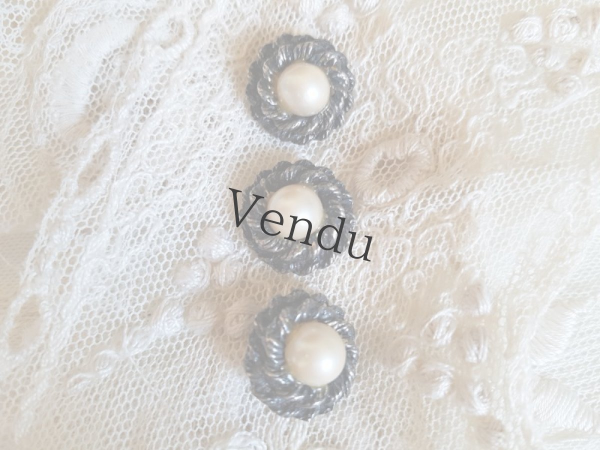 画像2: フランスアンティーク　メタル土台のパールボタン 18mm (2)