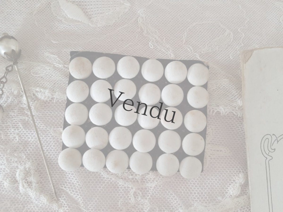 画像2: フランスアンティーク　白い布地ボタンのボタンシート AU LOUVRE PARIS 10mm (2)