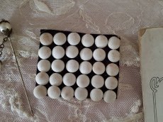 画像2: フランスアンティーク　白い布地ボタンのボタンシート AU LOUVRE PARIS 10mm (2)