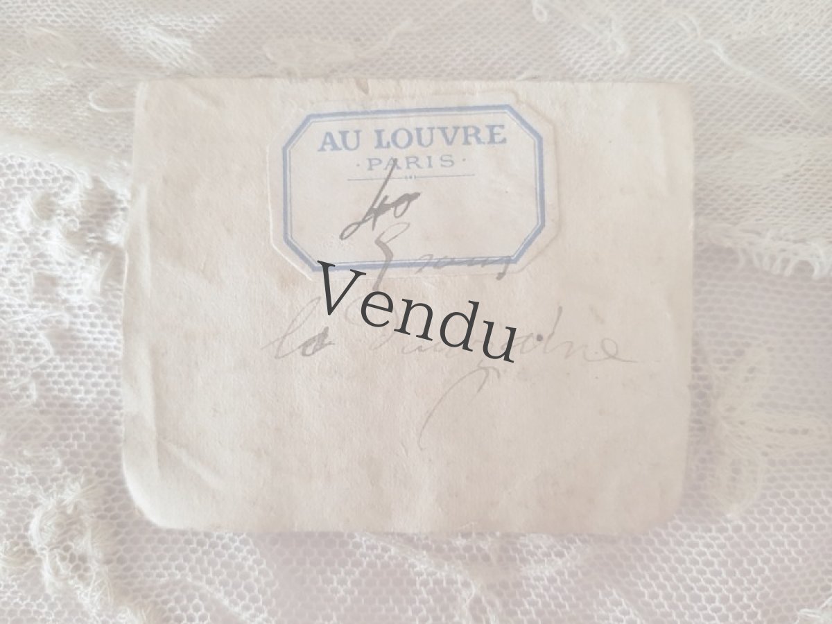 画像4: フランスアンティーク　白い布地ボタンのボタンシート AU LOUVRE PARIS 10mm (4)