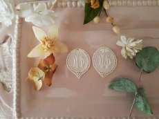 画像1: フランスアンティーク　メダイヨン イニシャル刺繍用モノグラム「DM」 (1)
