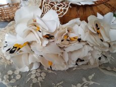 画像1: フランスアンティーク　布花ブーケ　黄色いガクの大きめの花 (1)