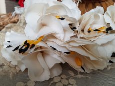 画像2: フランスアンティーク　布花ブーケ　黄色いガクの大きめの花 (2)