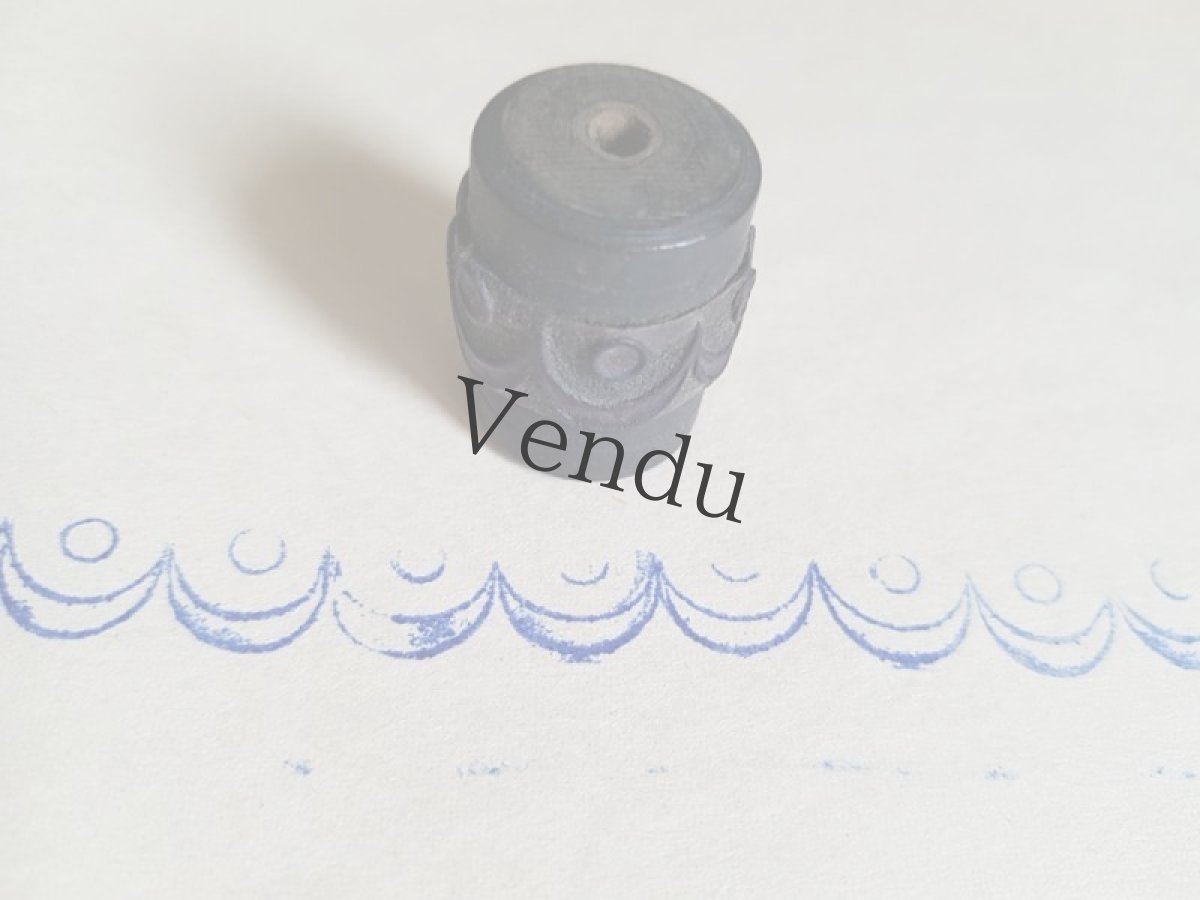 画像1: フランスアンティーク　刺繍木製スタンプ　ベーシック 22mm (1)