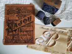 画像11: フランスアンティーク　MAISON SAJOU 刺繍アルファベット図案 DESSINS DE BRODERIRS Album No.323 (11)