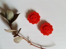 画像2: フランスヴィンテージ　ちいさな赤いお花のボタン 14mm 2個セット (2)