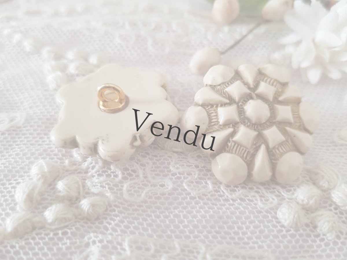 画像4: フランスヴィンテージ　白いレジンのボタン 28mm (4)