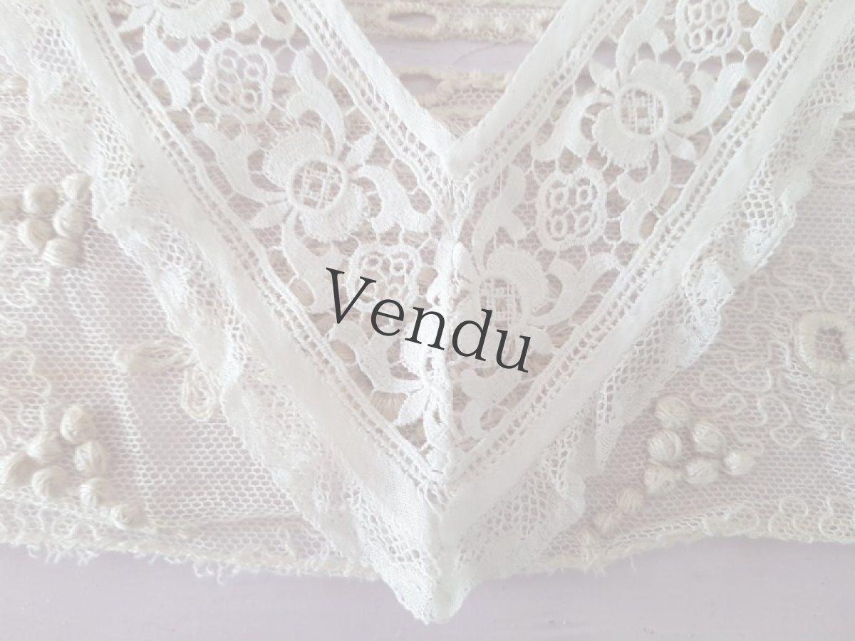 画像2: フランスヴィンテージ　ニードルレースＶ字の胸元飾り (2)