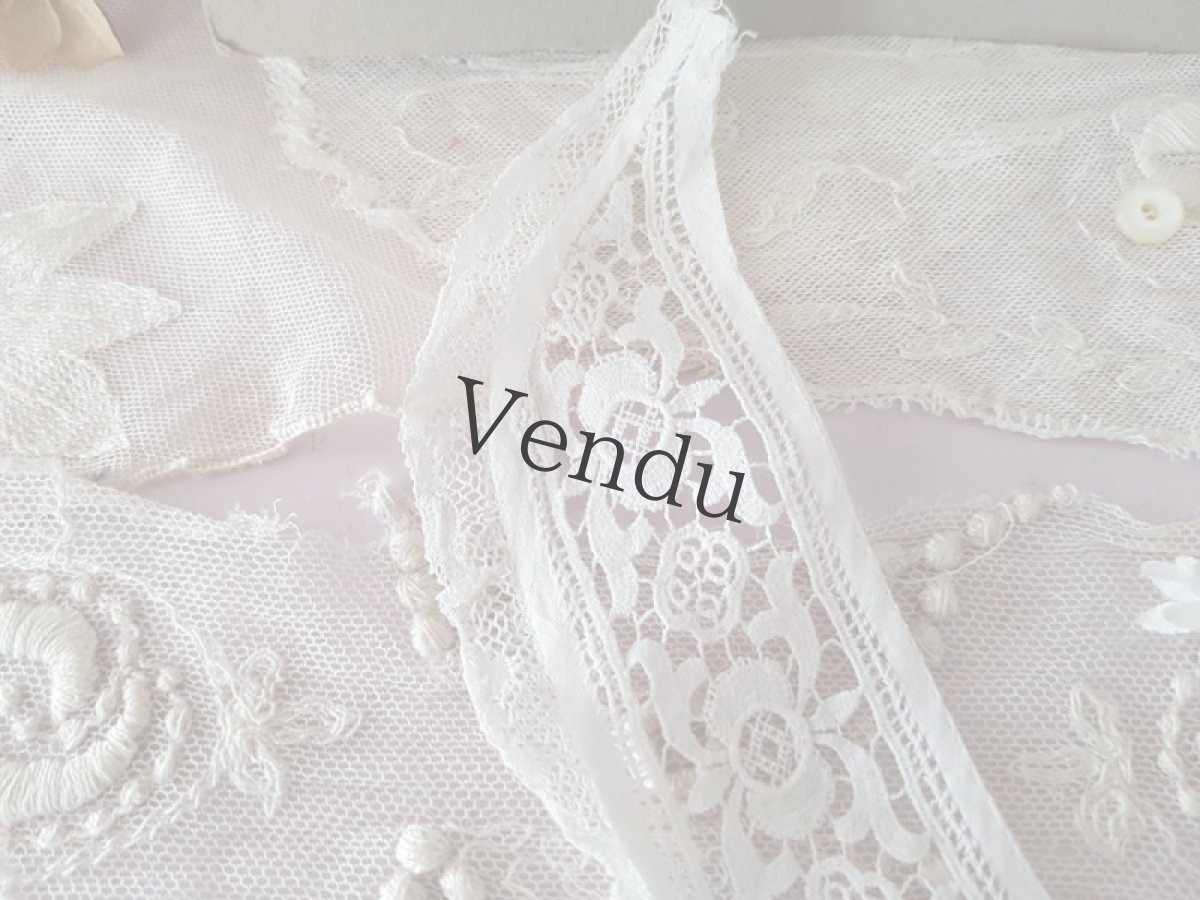 画像4: フランスヴィンテージ　ニードルレースＶ字の胸元飾り (4)