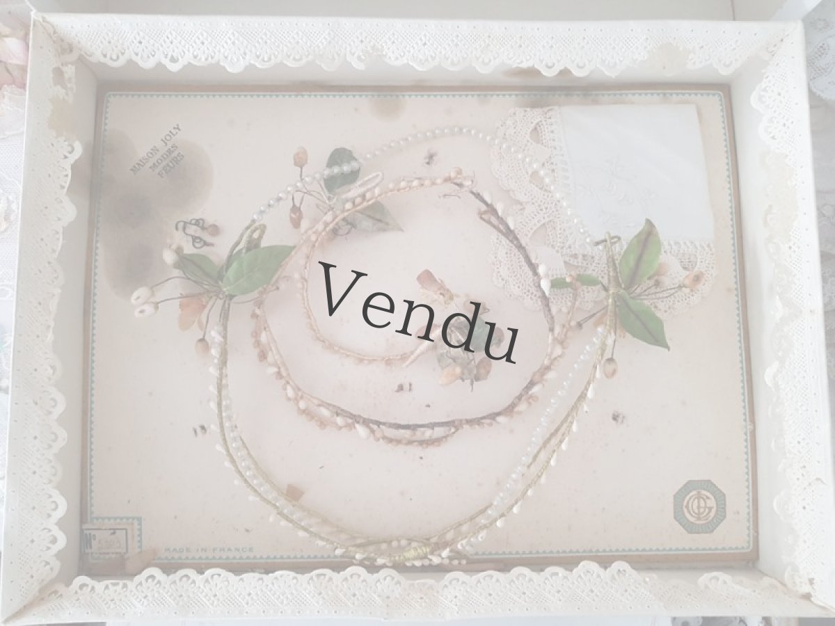 画像14: フランスアンティーク　マリアージュ ワックスフラワーティアラ、首飾りなどの装飾品紙箱入りセット (14)