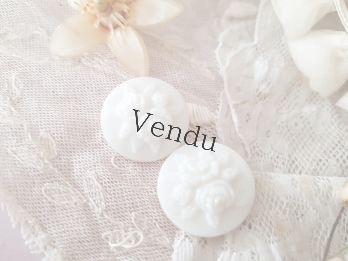 画像4: チェコスロバキアアンティーク　ばらの白ガラスボタン 23mm (4)