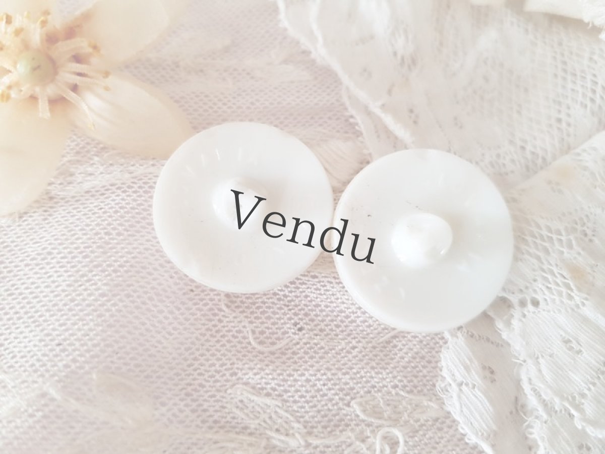 画像5: チェコスロバキアアンティーク　ばらの白ガラスボタン 23mm (5)