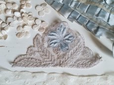 画像1: フランスヴィンテージ　水色お花の刺繍アップリケ (1)