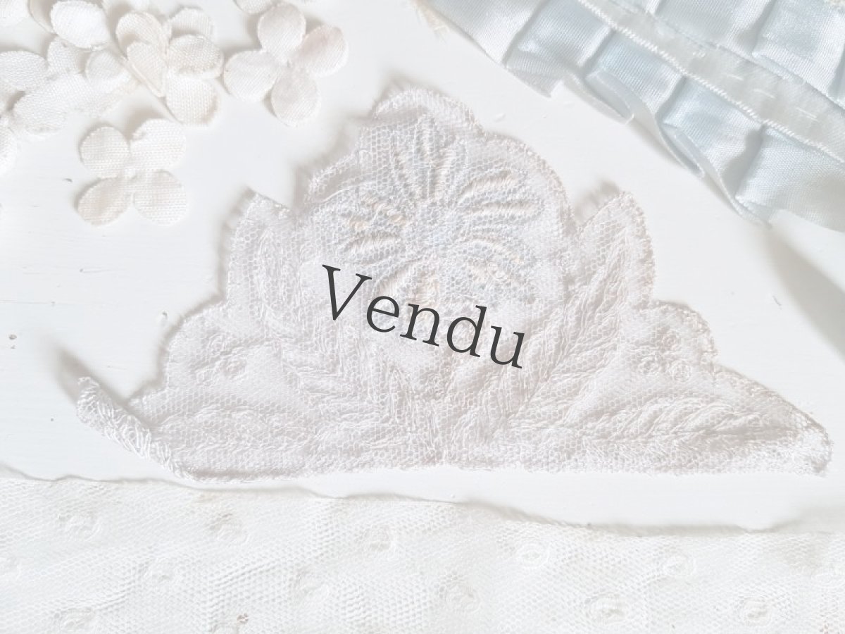 画像4: フランスヴィンテージ　水色お花の刺繍アップリケ (4)