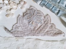 画像4: フランスヴィンテージ　水色お花の刺繍アップリケ (4)