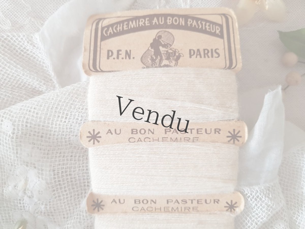 画像2: フランスアンティーク　カシミアの糸巻き 白 CACHEMIRE AU BON PASTEUR (2)