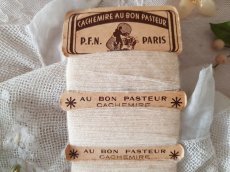 画像2: フランスアンティーク　カシミアの糸巻き 白 CACHEMIRE AU BON PASTEUR (2)