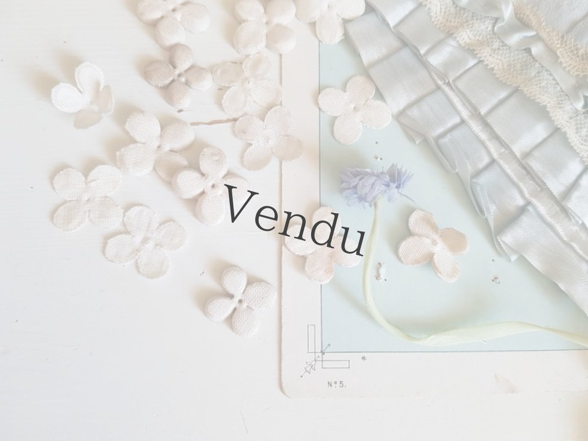 画像2: フランスヴィンテージ　白いちいさな布花パーツ 5g (2)